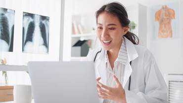 Medisch adviseur geeft advies achter laptop