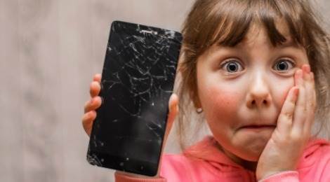 Meisje toont telefoon met gebarsten scherm